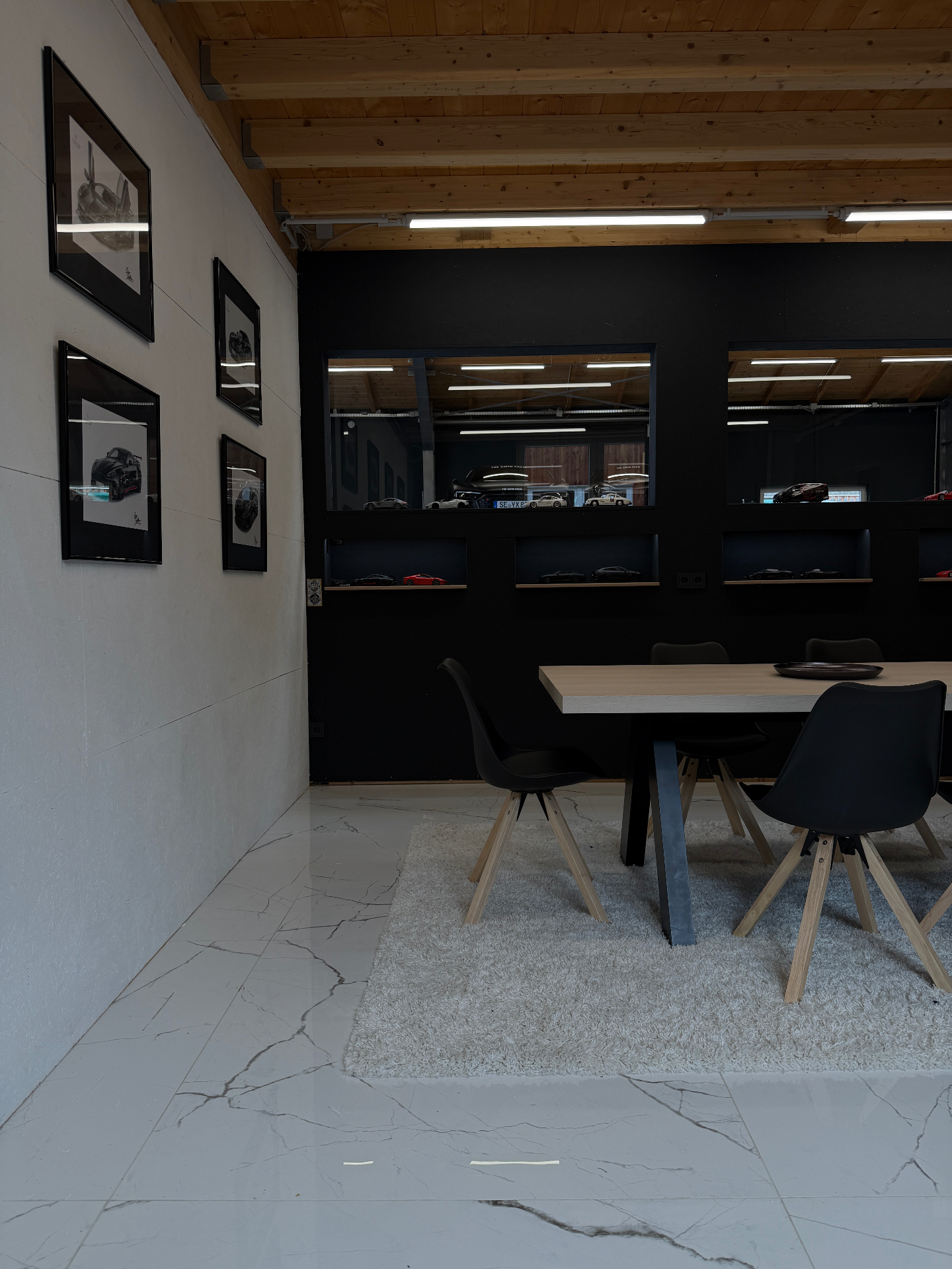 Lounge im HQ mit Galeriewand und Modellcollection