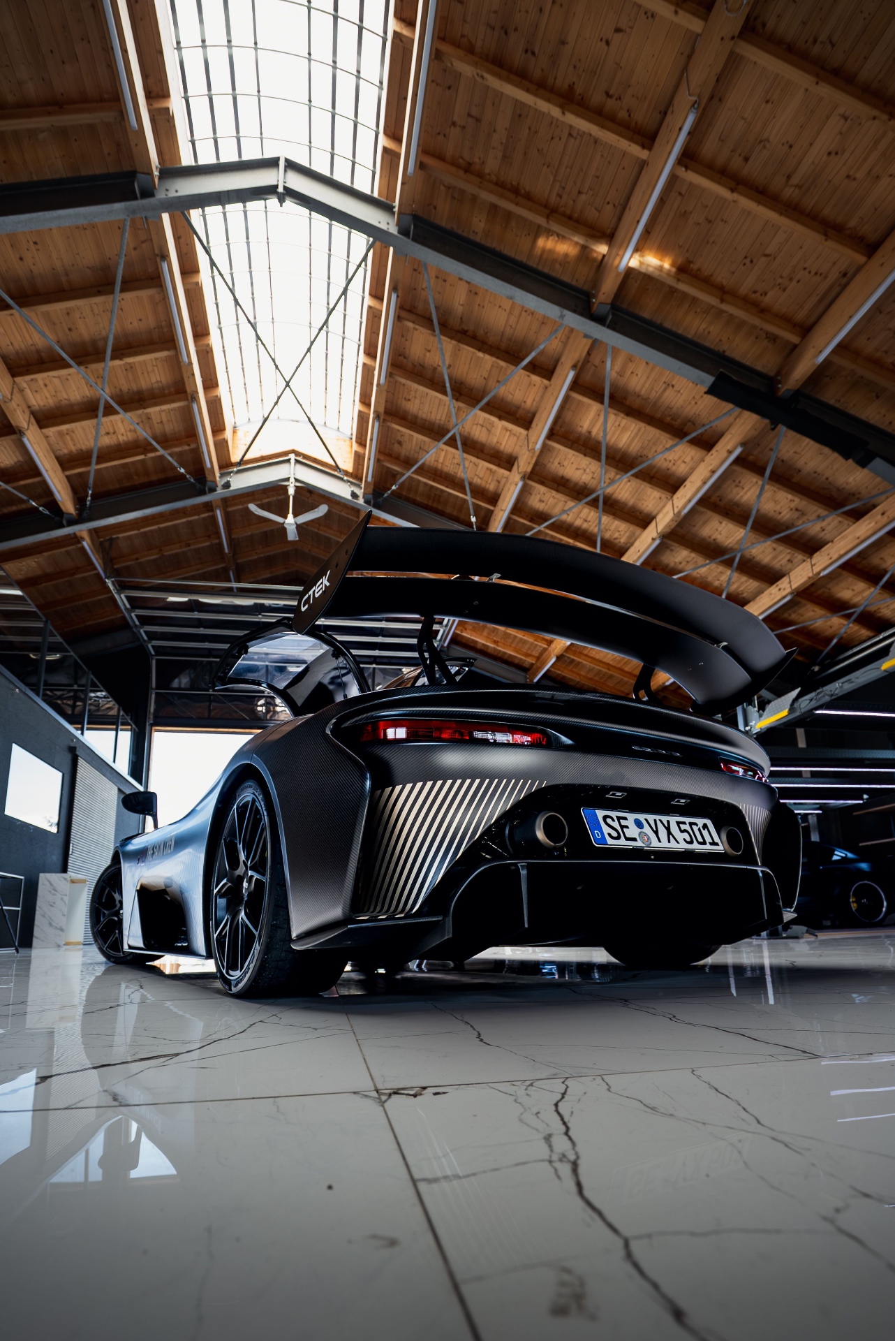 Dallara Heck mit Rear-Wing unter Oberlicht
