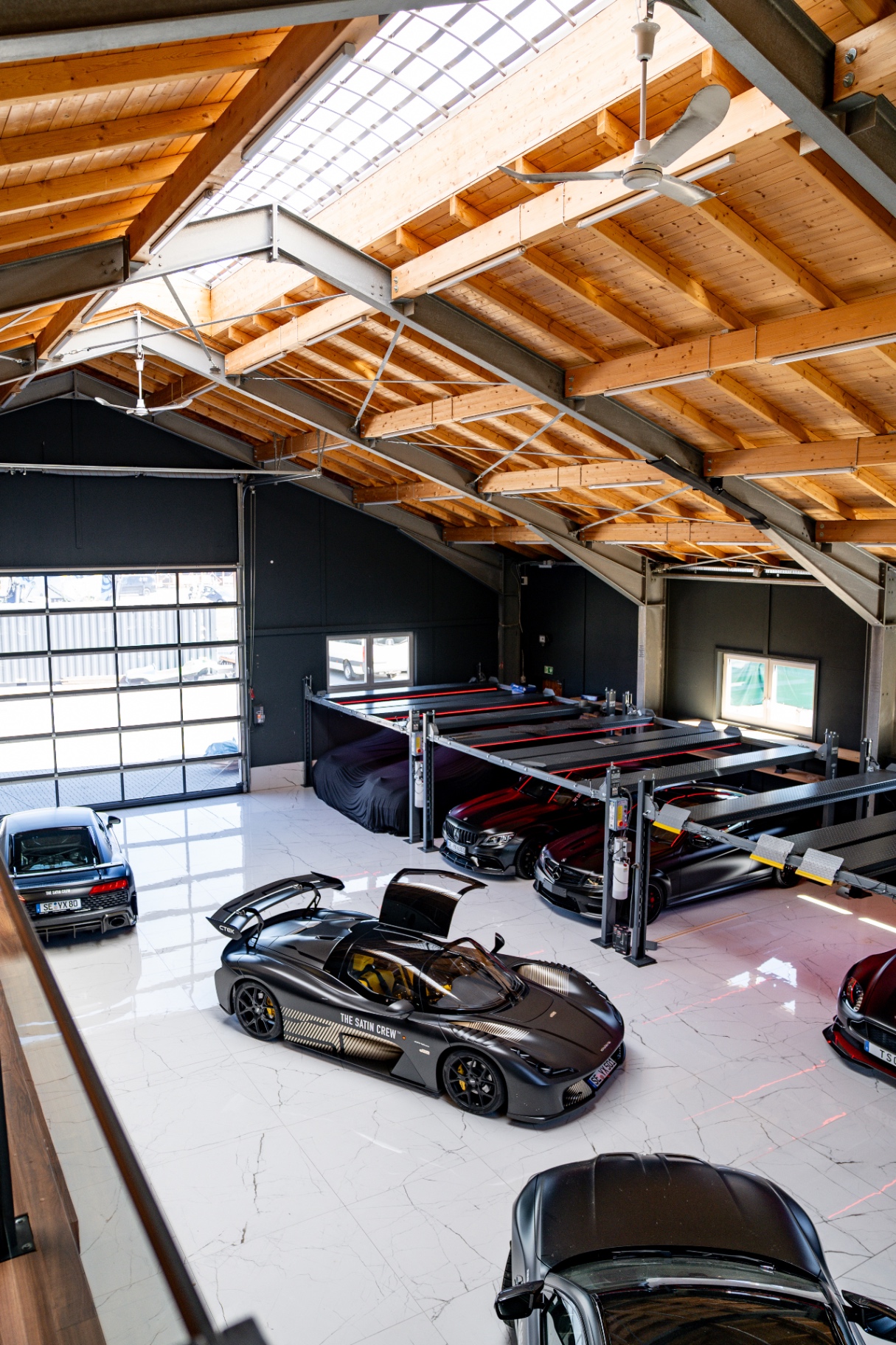 The Satin Crew Halle mit Dallara, Audi R8, Aston Martin Vantage und AMG