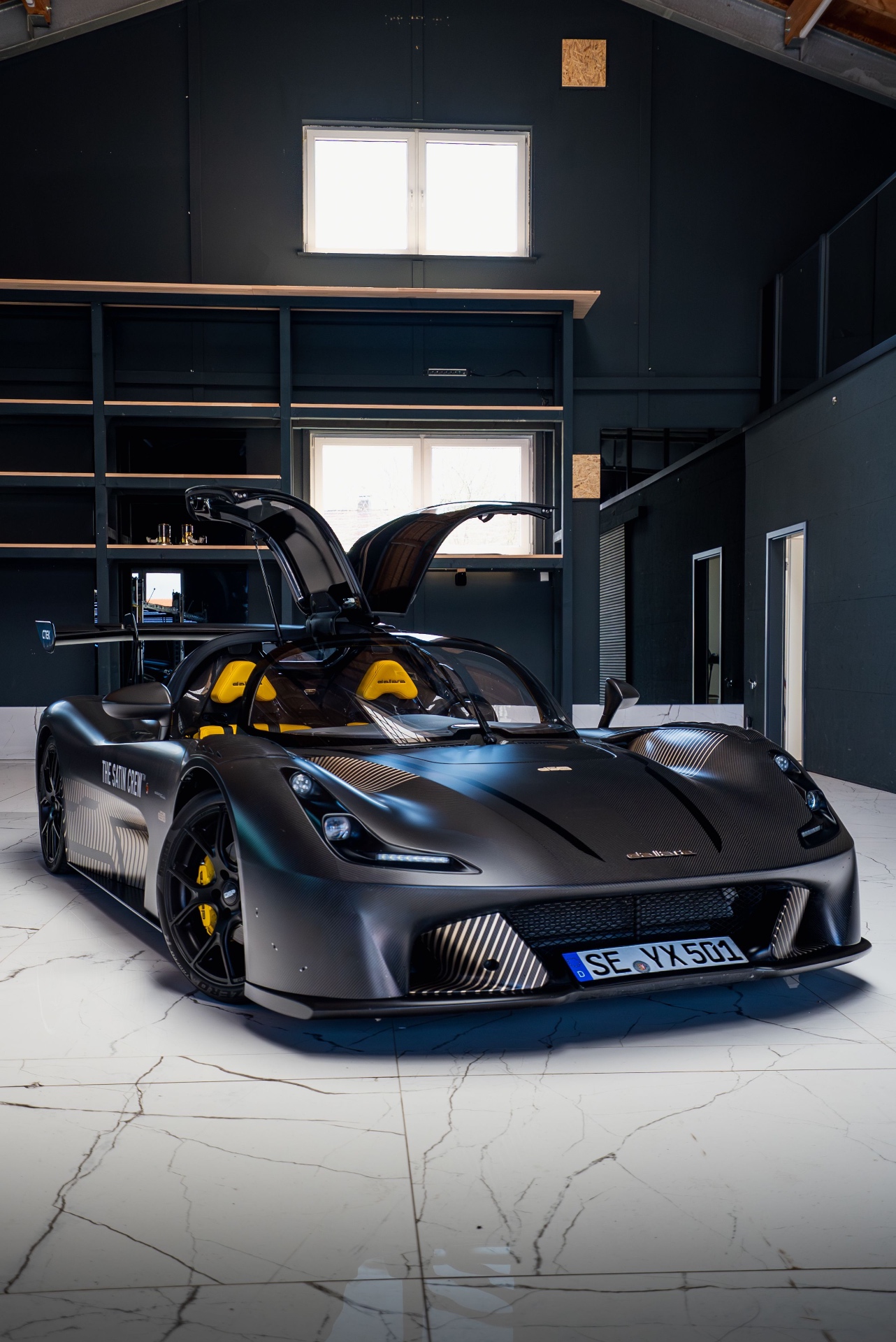 Dallara Stradale mit geöffneten Türen in der Halle