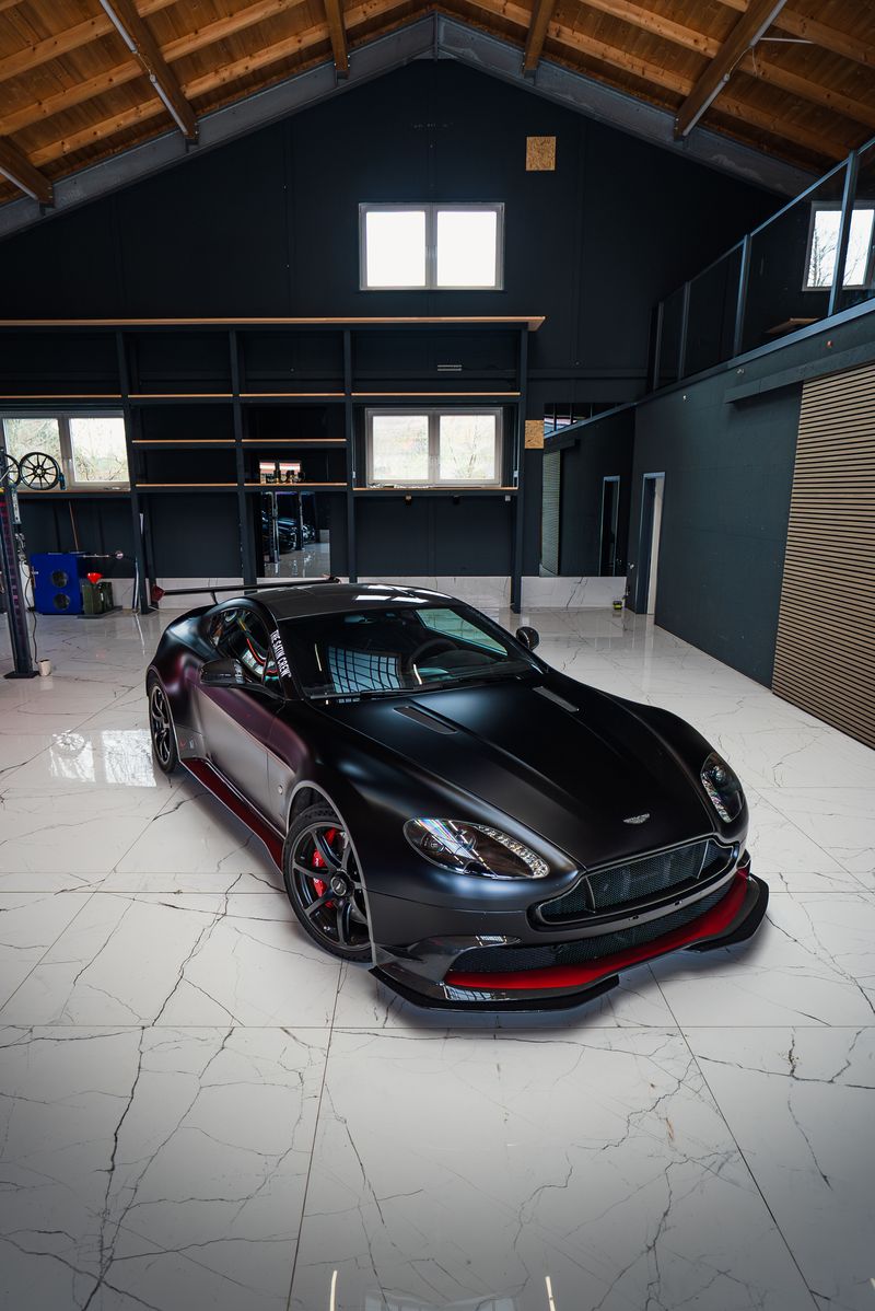 Aston Martin Vantage in mattem Schwarz im Showroom